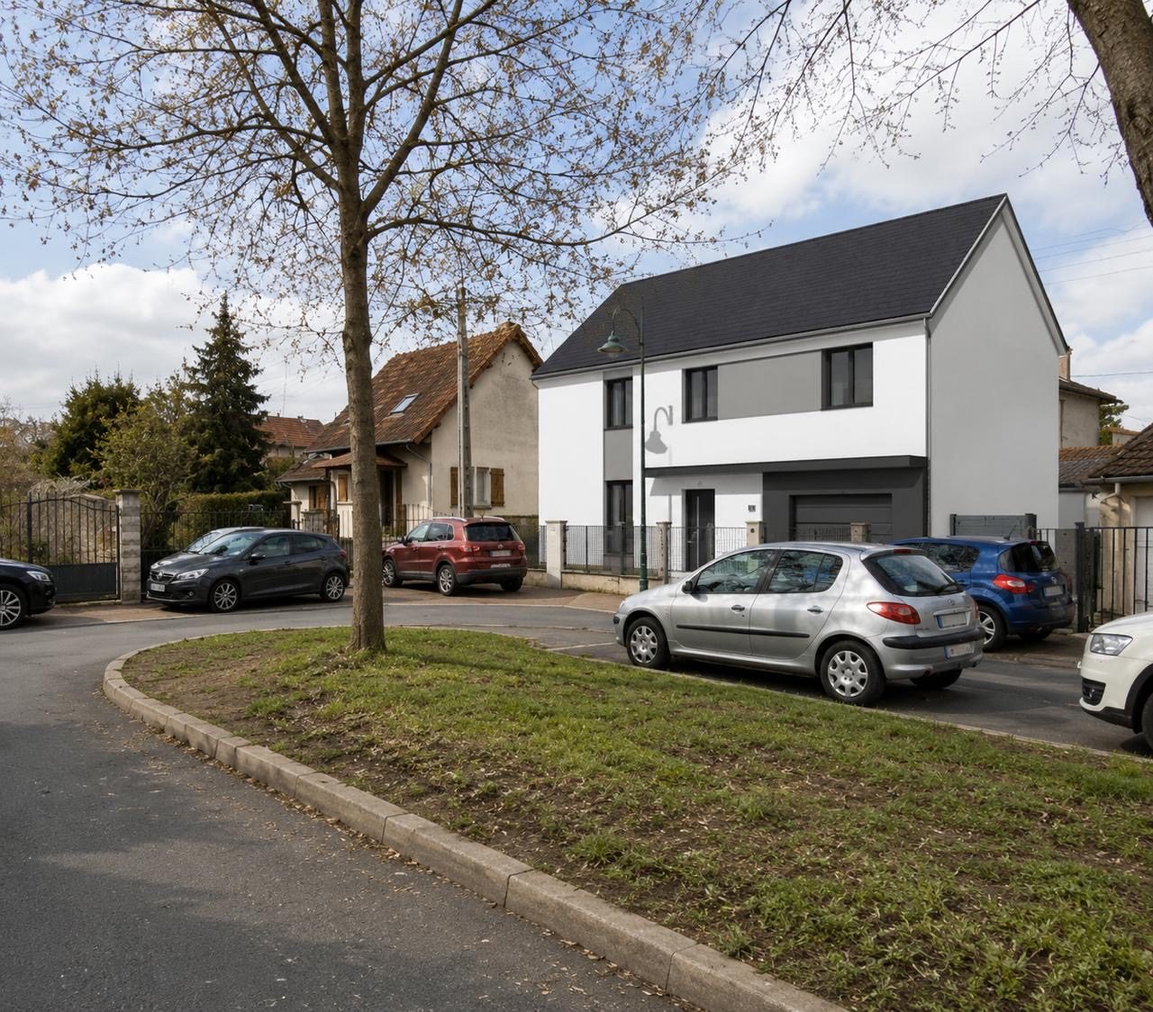 Surélévation d'un pavillon à Épinay-sur-Seine (93) — insertion dans la rue