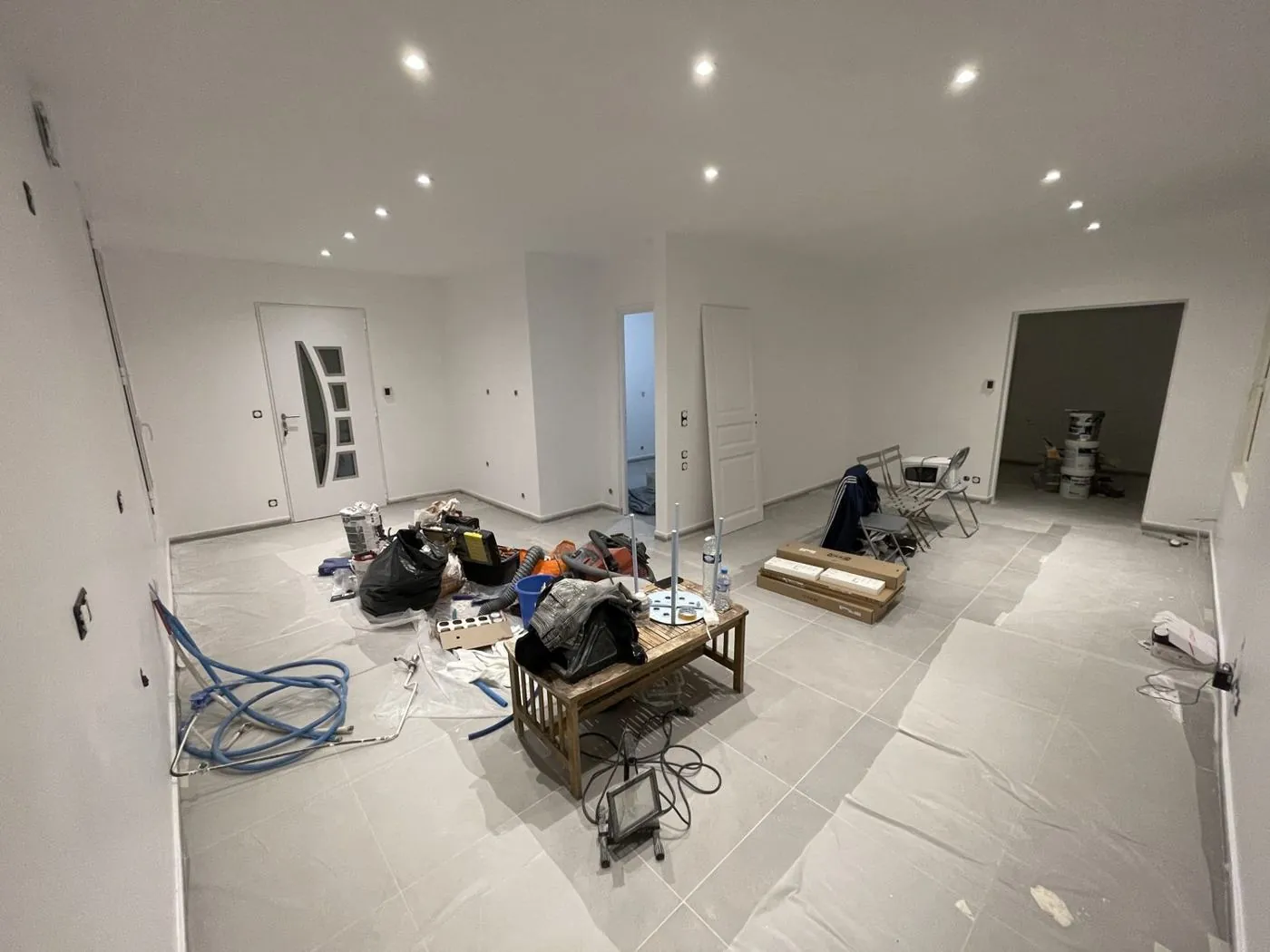 Rénovation intérieure en fin de chantier — spots posés, sols protégés