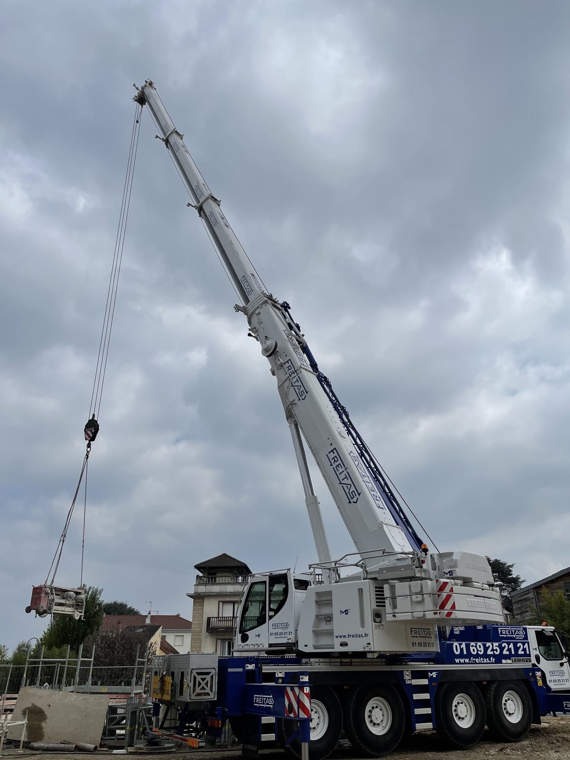 Grue mobile sur chantier nécessitant une coordination technique et une emprise voirie