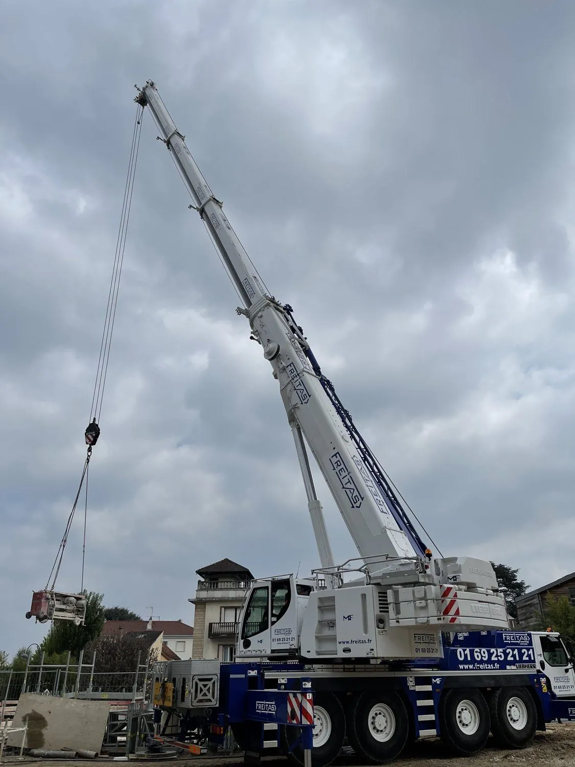 Grue mobile sur chantier nécessitant une coordination technique et une emprise voirie
