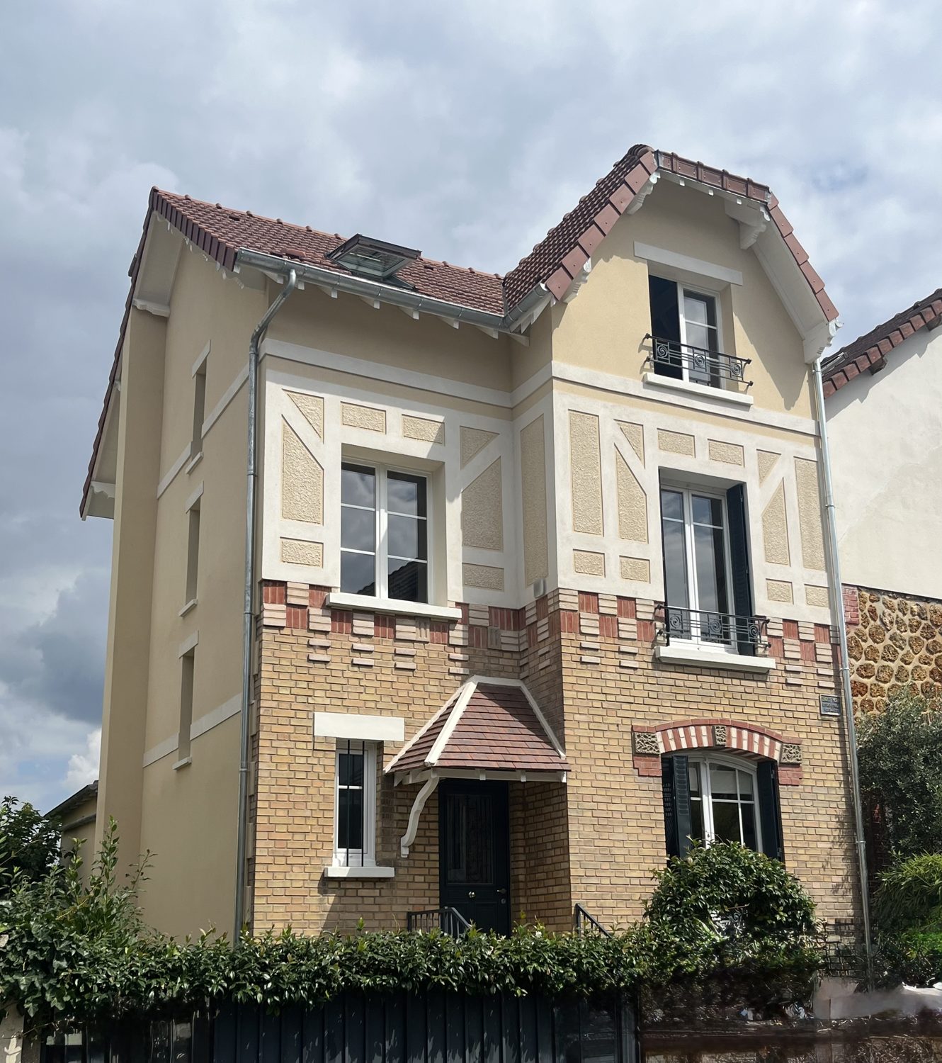Maison rénovée et finalisée après travaux accompagnés par Construisez — façades brique et enduit restaurées