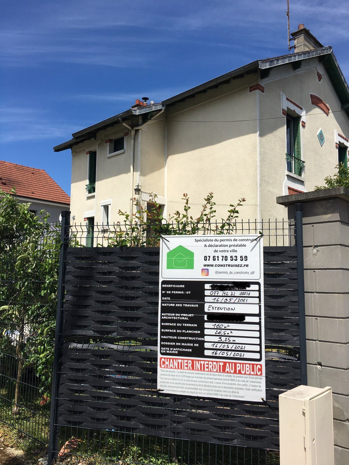 Extension accordée — panneau d'autorisation en mairie (94)