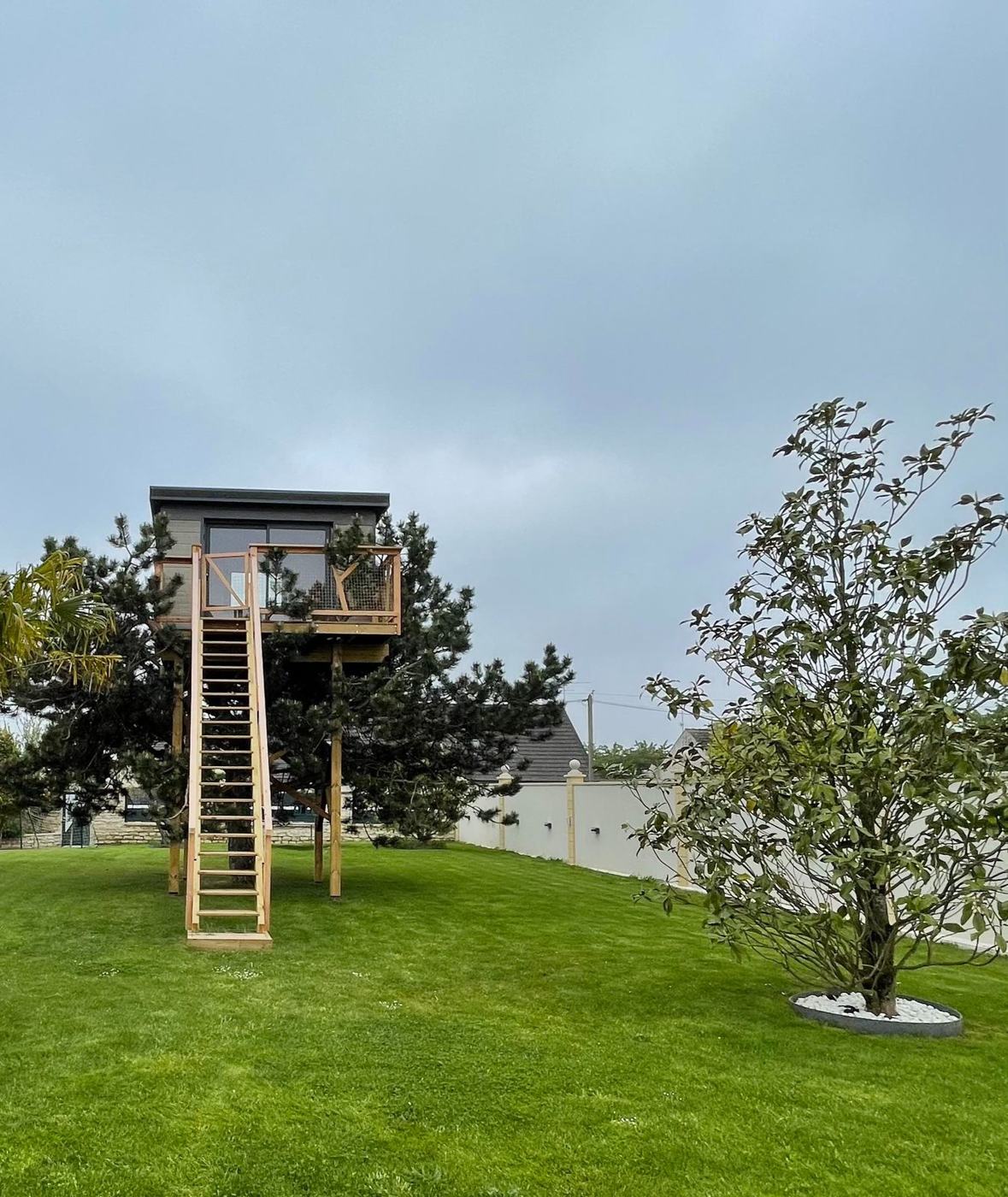 Régularisation d'une cabane perchée par permis de construire — construction bois sur pilotis en Île-de-France