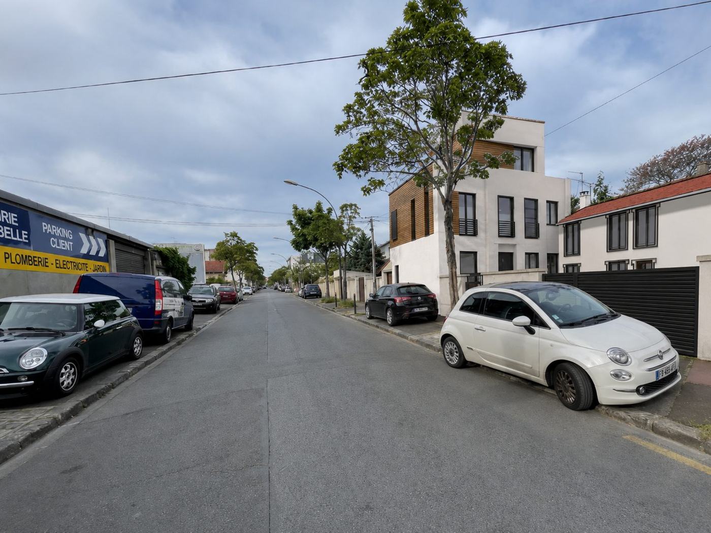 Surélévation contemporaine avec bardage bois — insertion réaliste sur photo de rue